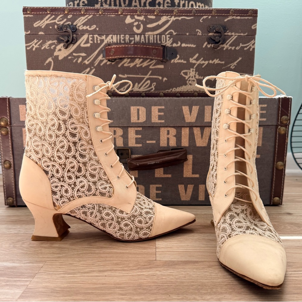 Vintage Victorian Kenneth Cole Beige Lace Embroidered Pointed Toe Ankle Boots